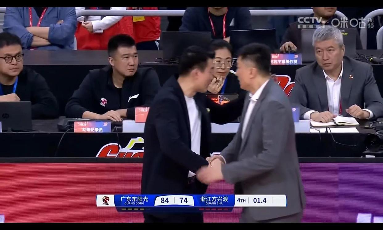 国际比赛日CBA常规赛传出新动向；巴塞罗那内部沟通；管理层表态：质疑声仍在；更衣室氛围转暖的简单介绍